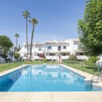 Halfvrijstaande woning met 4 slaapkamers in Nueva Andalucía