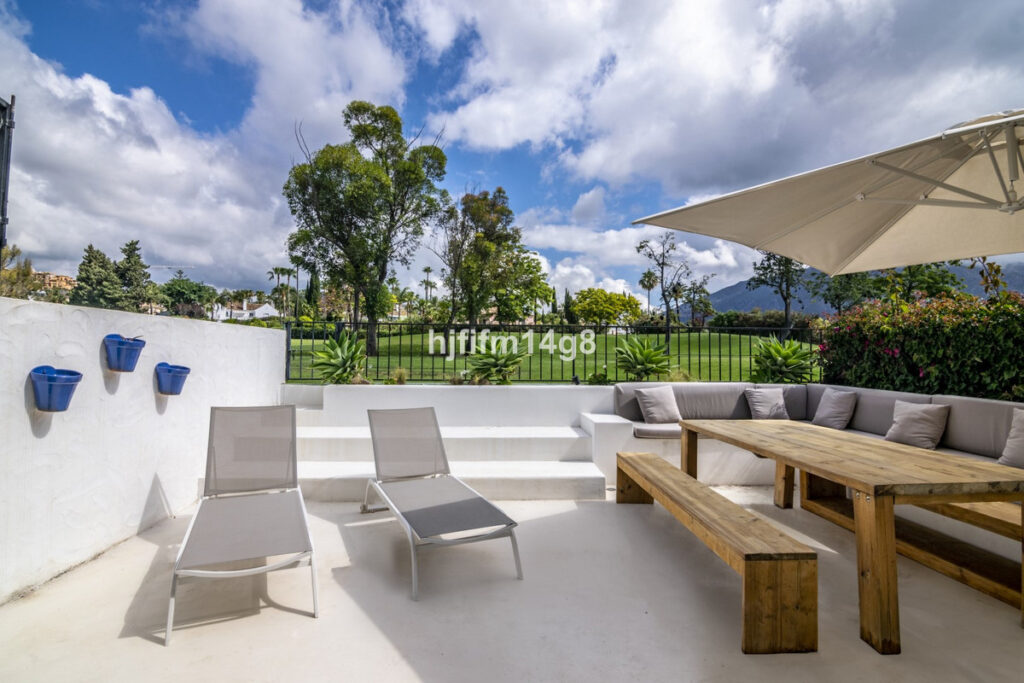 3-slaapkamer townhouse direct aan de golf in Los Naranjos, Nueva Andalucía in Nueva Andalucía - hoofdfoto
