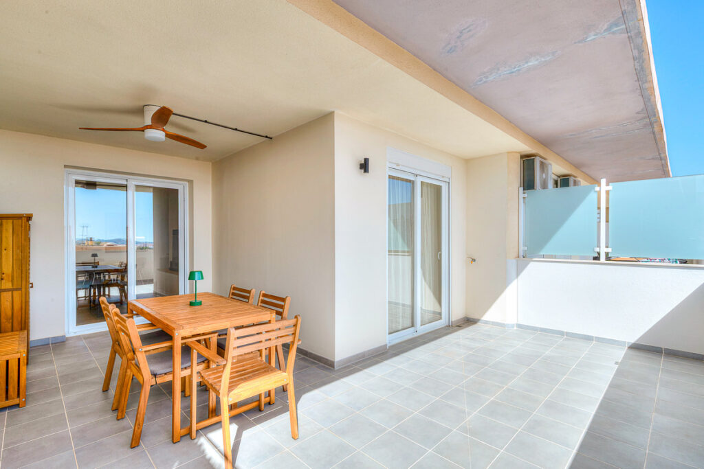 Stijlvol gerenoveerd 1-slaapkamer appartement met panoramisch zeezicht in Los Pacos, Fuengirola in Fuengirola - hoofdfoto