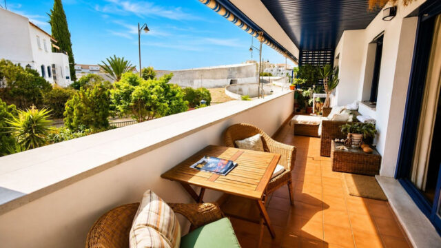 Drie-slaapkamer appartement in Estepona aan de marina met terras