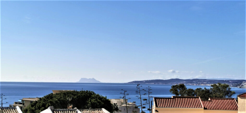 Estepona Seghers-gebied: 2-slaapkamer stadswoning met panoramisch zeezicht tot Gibraltar in Estepona - hoofdfoto