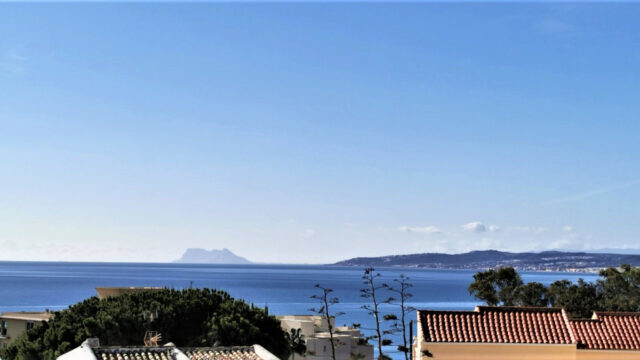 Estepona Seghers-gebied: 2-slaapkamer stadswoning met panoramisch zeezicht tot Gibraltar