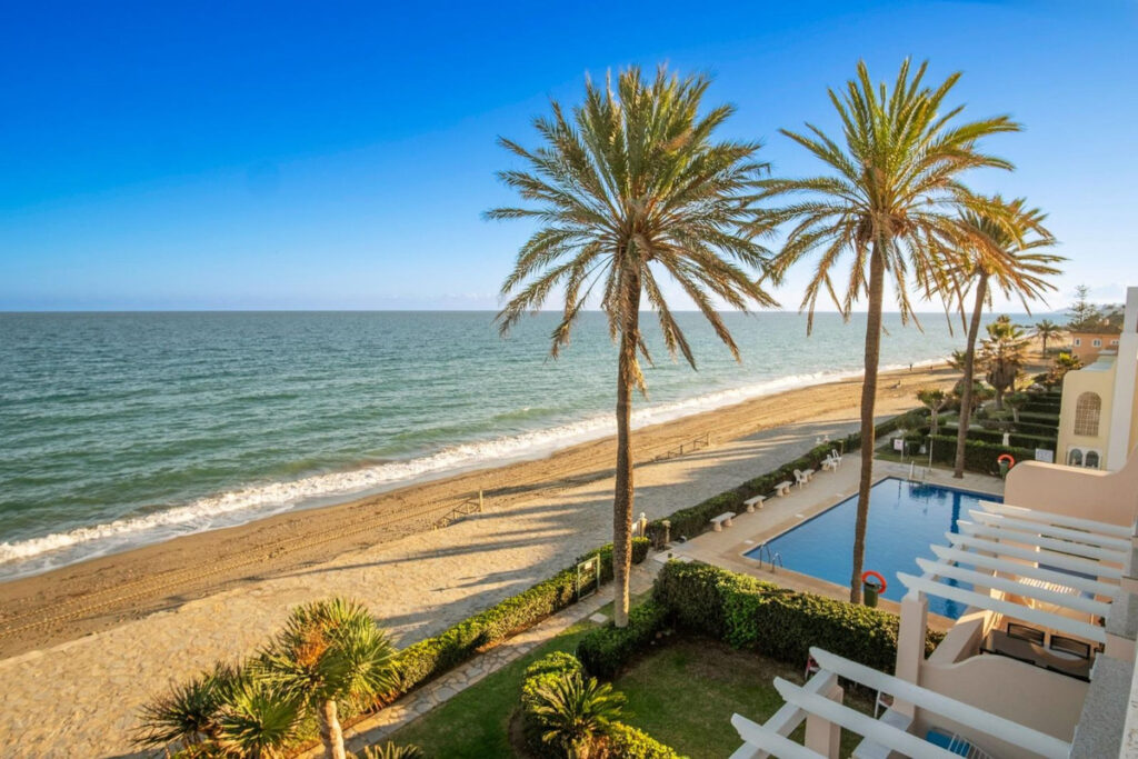Direct aan het strand: penthouse met twee slaapkamers in Estepona in Estepona - hoofdfoto