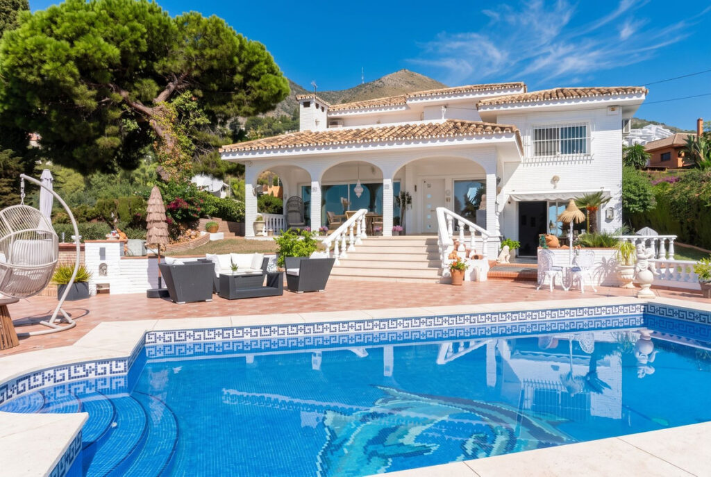 Zuidgerichte villa met 4 slaapkamers op dubbel perceel met zeezicht in La Capellanía, Benalmádena in La Capellania - hoofdfoto
