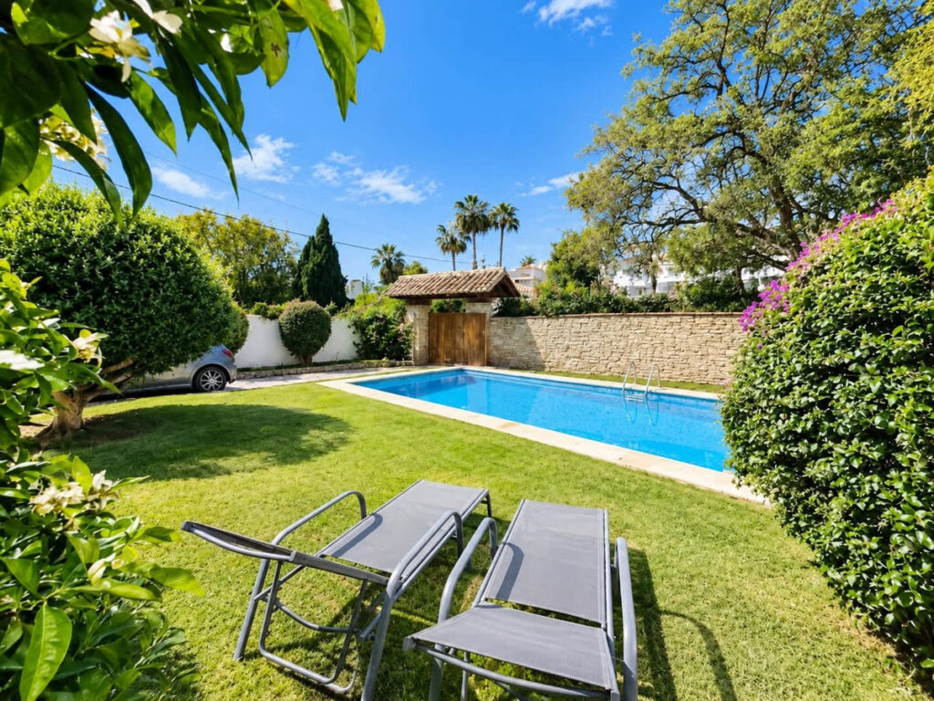 Drie-slaapkamer villa in Nueva Andalucía met potentieel in Nueva Andalucía - hoofdfoto