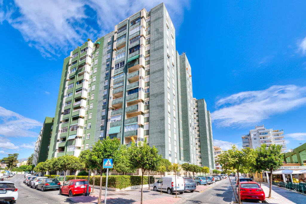 Drie-slaapkamerappartement met panoramisch zeezicht en privégarage in Los Boliches in Los Boliches - hoofdfoto