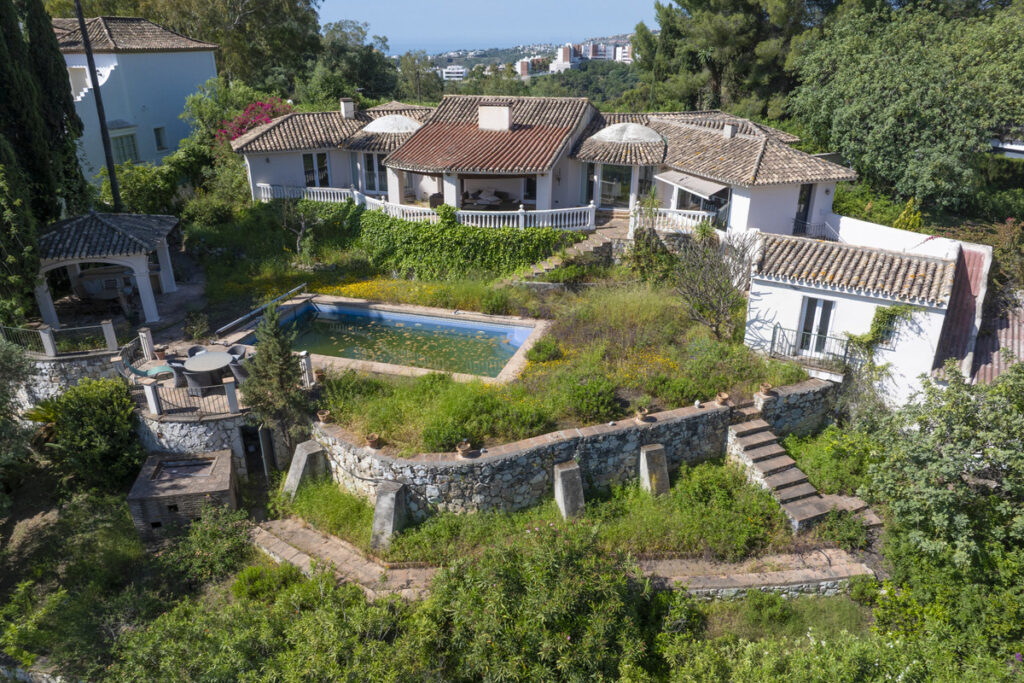 Frontline golfvilla in Puerto del Almendro, Benahavís in Benahavís - hoofdfoto