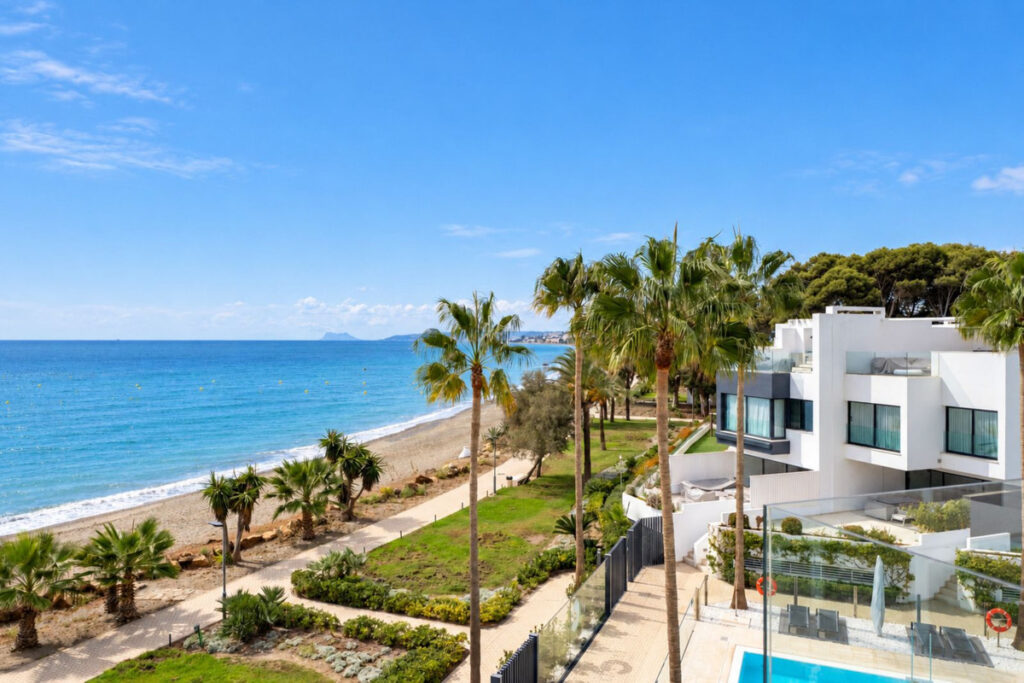 4-slaapkamervilla direct aan het strand in Estepona in Estepona - hoofdfoto