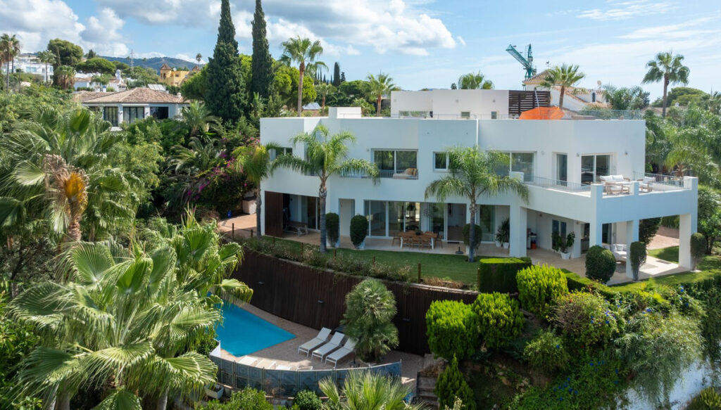 4-slaapkamer villa met panoramisch zeezicht in El Rosario, Marbella Oost in El Rosario - hoofdfoto