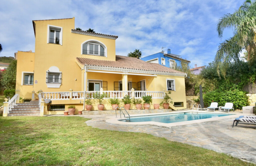 Vrijstaande villa aan de golfbaan El Hacho, La Duquesa in La Duquesa - hoofdfoto