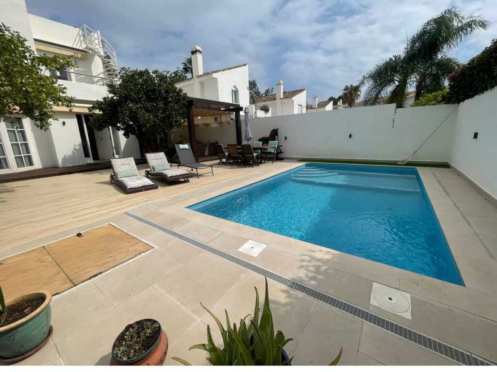 Vrijstaande villa met vijf slaapkamers en privézwembad in Jardines de la Atalaya, Estepona in Atalaya - hoofdfoto