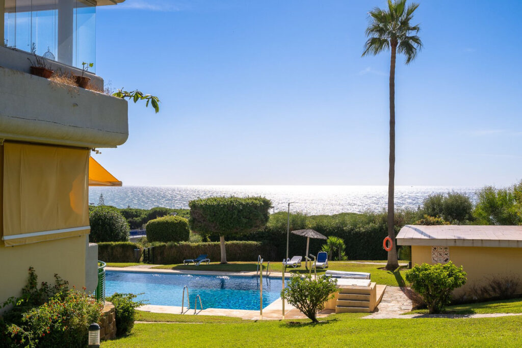 Prachtige penthouse met wrap-around terras en panoramisch zeezicht in Cabopino–Artola in Cabopino - hoofdfoto
