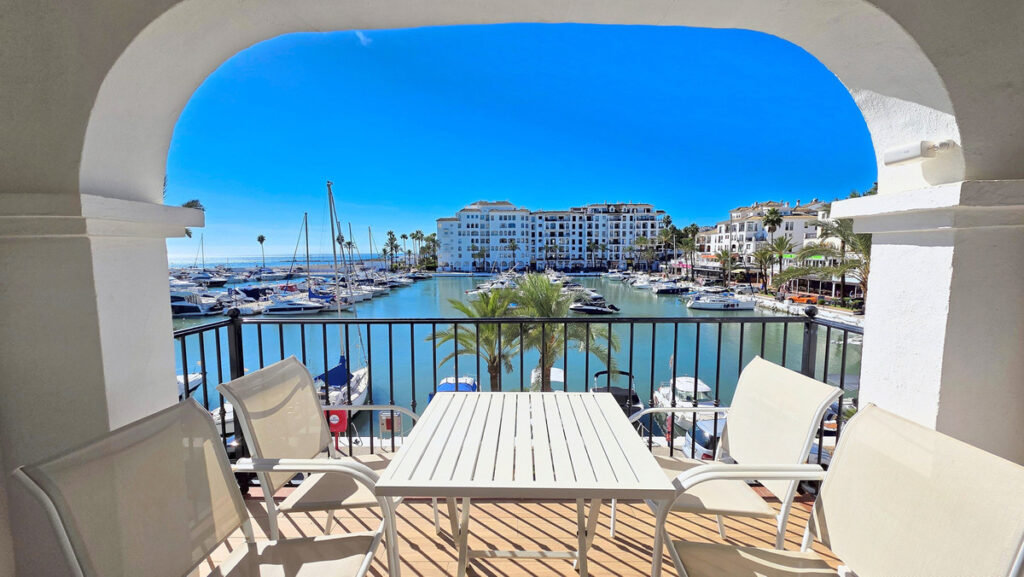Twee-slaapkamerappartement in La Duquesa met uitzicht op de marina in La Duquesa - hoofdfoto